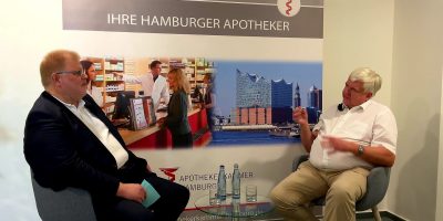 Im Videotalk mit Kai-Peter Siemsen, dem Präsidenten der Apothekerkammer Hamburg, nennt Thomas Flotow, Sprecher der Geschäftsführung der Pflegen & Wohnen Hamburg GmbH, drei Einsatzgebiete für Pflegekräfte
