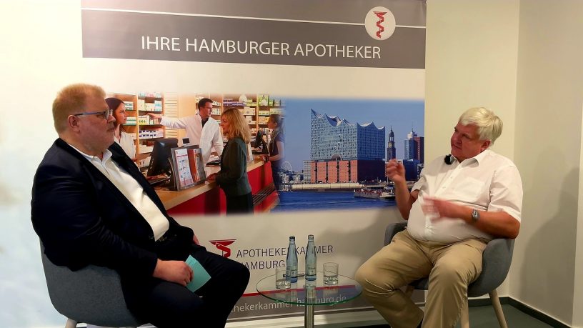 Im Videotalk mit Kai-Peter Siemsen, dem Präsidenten der Apothekerkammer Hamburg, nennt Thomas Flotow, Sprecher der Geschäftsführung der Pflegen & Wohnen Hamburg GmbH, drei Einsatzgebiete für Pflegekräfte