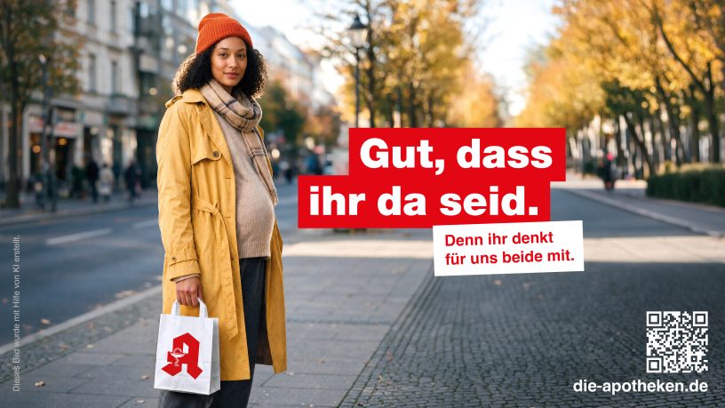 Schwangere steht mit einer Tüte aus der Apotheke auf der Straße