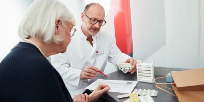 Patienten bekommen in der Apotheke Hilfe bei der Polymedikation.