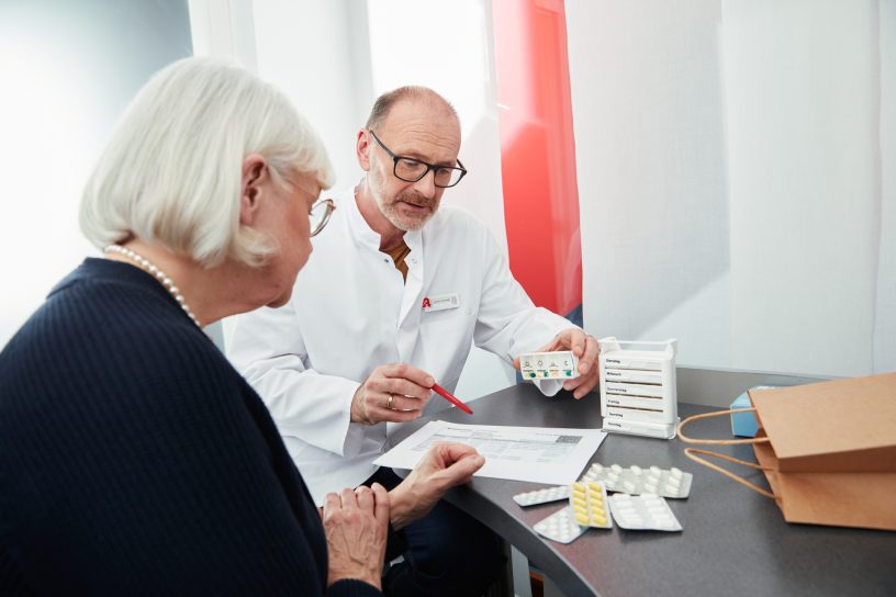 Patienten bekommen in der Apotheke Hilfe bei der Polymedikation.